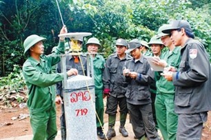 Hoàn thành cắm mốc biên giới Việt - Lào trước tháng 9/2012 - ảnh 1